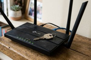 Truque simples com objeto metálico pode ajudar a melhorar o sinal do Wi-Fi em casa. Veja como funciona e como testar.