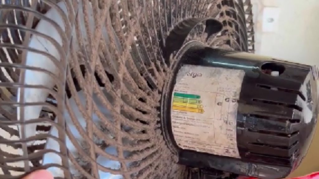 Truque simples ensina como limpar ventilador sem desmontar e sem sujeira usando mistura caseira e saco plástico.