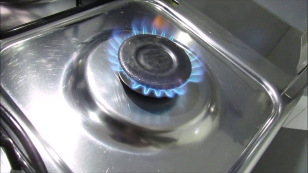 Veja como ajustar a chama do fogão e economizar gás no mês com dicas simples sobre regulador, botijão e limpeza.