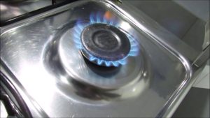 Veja como ajustar a chama do fogão e economizar gás no mês com dicas simples sobre regulador, botijão e limpeza.