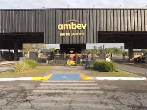 Ambev oferece passeio gratuito na fábrica, com direito à degustação de chopp