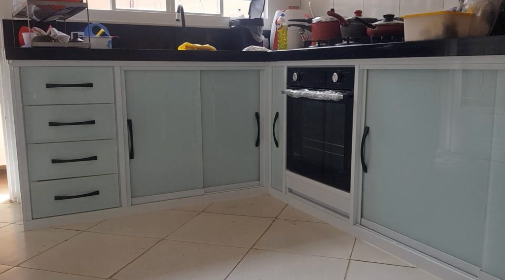 Os armários em alumínio e vidro ganham espaço por não estufarem nem mofarem