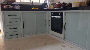 Os armários em alumínio e vidro ganham espaço por não estufarem nem mofarem