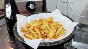 Aprenda o truque para fazer batata frita perfeita e sequinha na Air Fryer com água gelada e amido de milho.