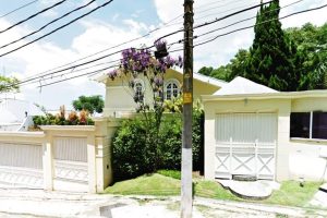 Mansão de Silvio Santos em Mairiporã ficou anos abandonada e tem mais de 6.000 m². Veja detalhes do imóvel.