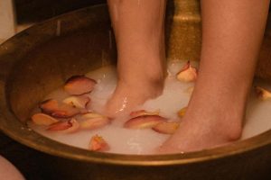 Lavar os pés com vinagre e água morna: