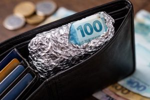 dinheiro embrulhada em papel-alumínio na carteira