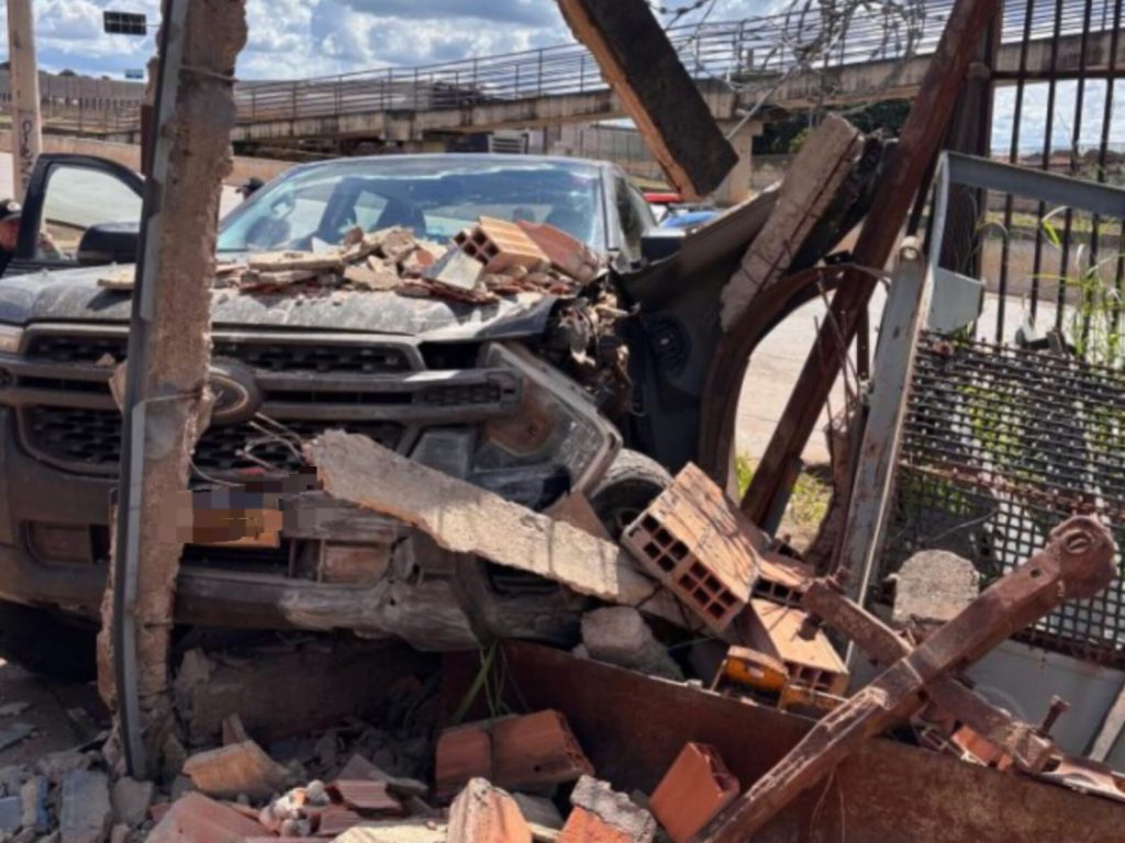 Hilux carregada de amconha colidiu contra parede de oficina. (Foto: Reprodução)