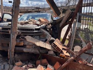 Hilux carregada de amconha colidiu contra parede de oficina. (Foto: Reprodução)