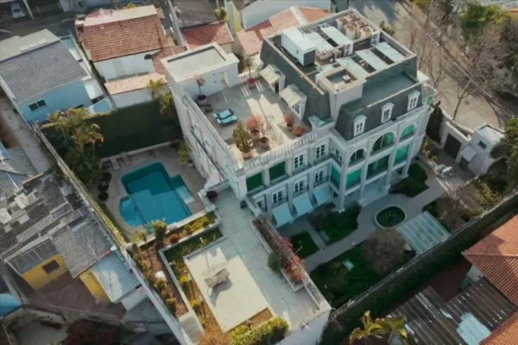 Como é a mansão da herdeira das Pernambucanas que tem simplesmente 96 cômodos