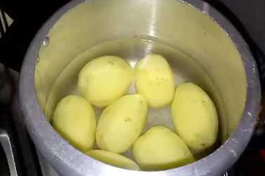 Veja 4 formas de aproveitar a água do cozimento das batatas para cozinhar, limpar e cuidar das plantas.