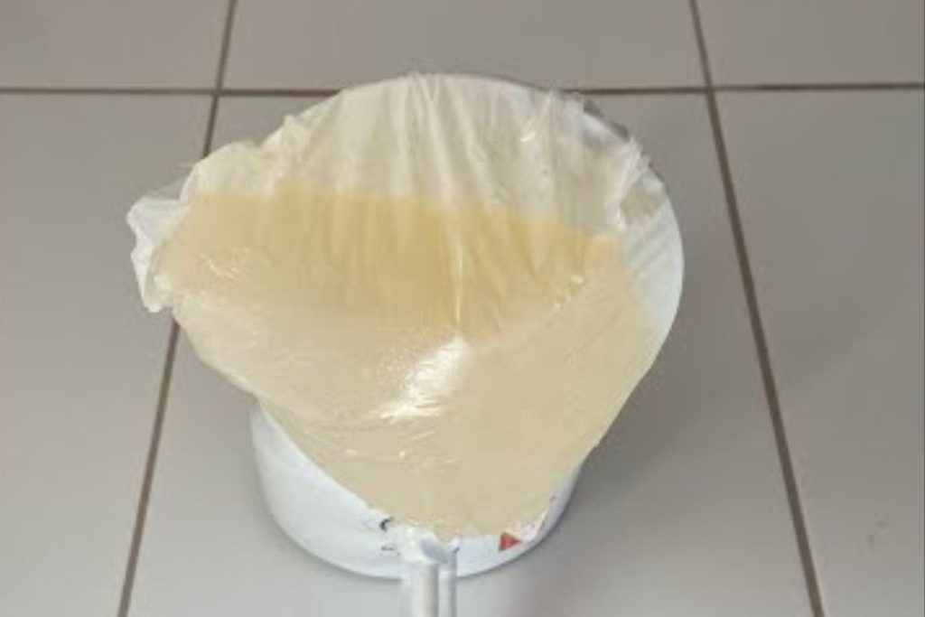 Chuveiro com pouca água? Dica simples de encanadores para desentupir os furinhos