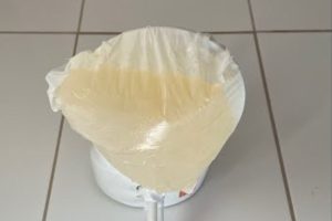 Chuveiro com pouca água? Dica simples de encanadores para desentupir os furinhos