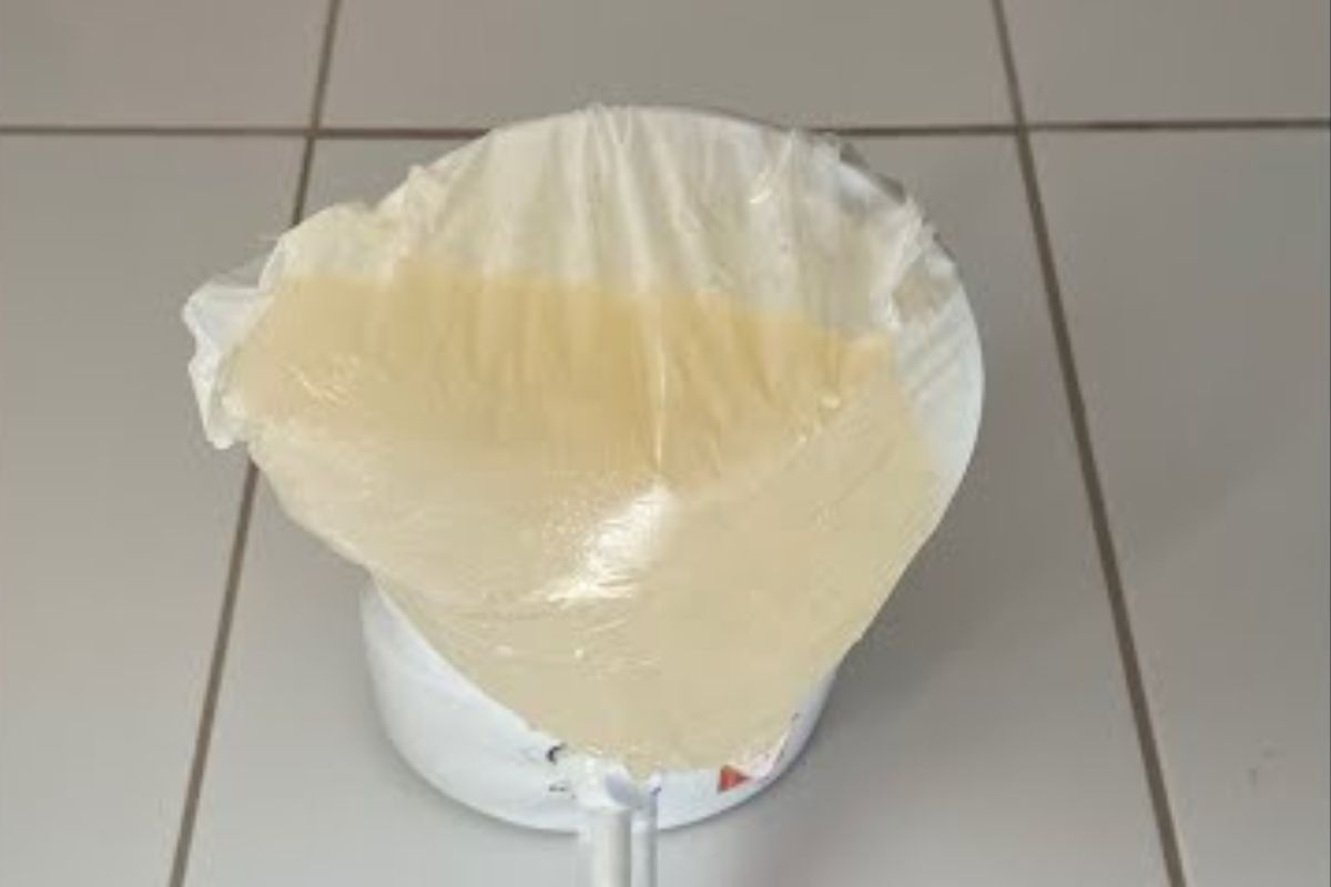 Chuveiro com pouca água? Dica simples de encanadores para desentupir os furinhos