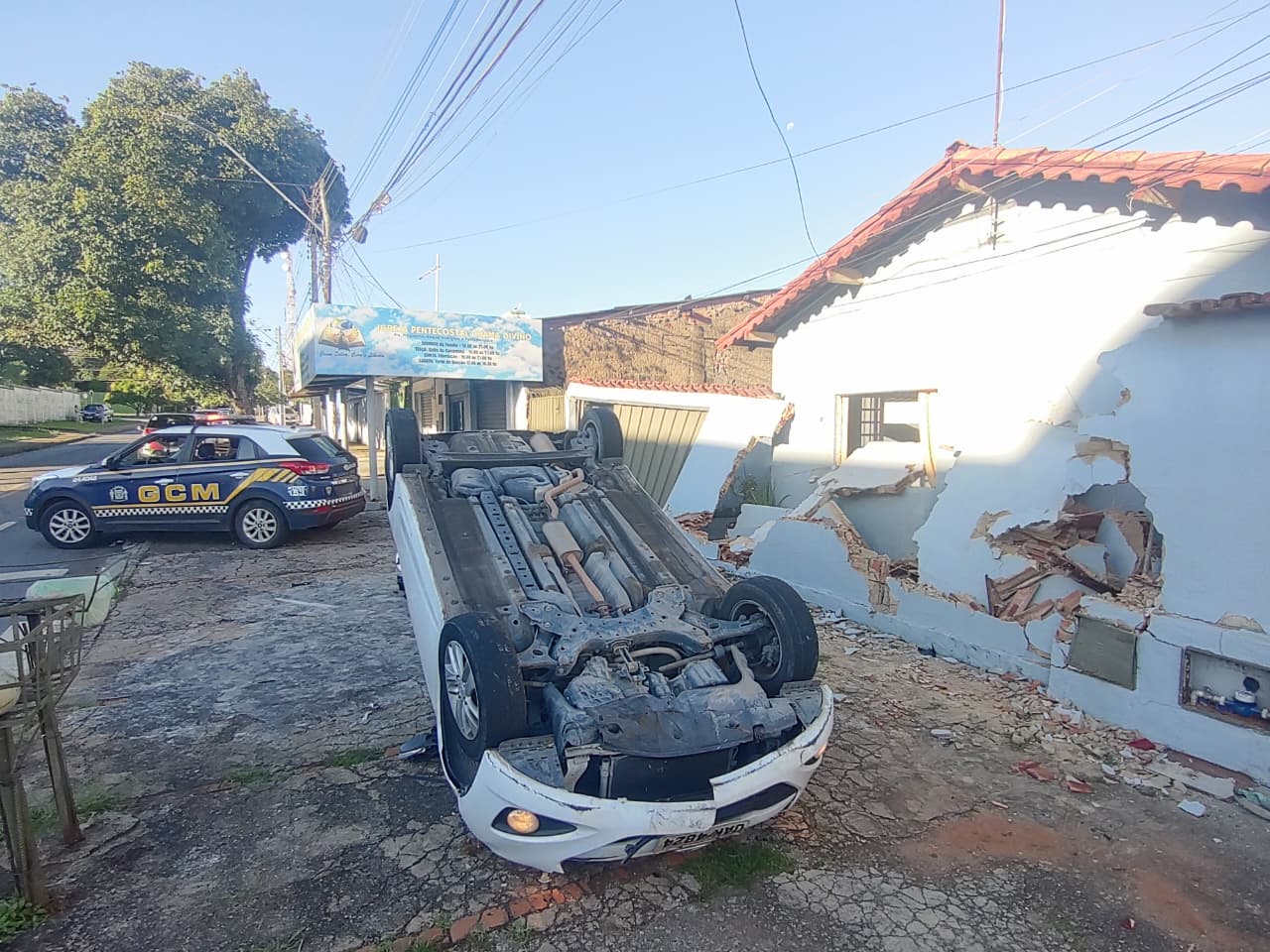 Motorista bêbado perde controle de HB20, capota e derruba muro de casa em Goiânia