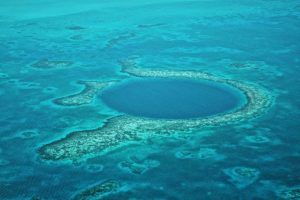 O buraco de 122 metros no meio do oceano que é visível do espaço: O que há no fundo?