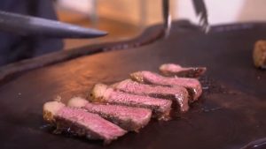 Não é só o sal grosso, nem o fogo alto: o truque dos churrasqueiros para deixar a picanha macia por dentro e com crosta perfeita por fora