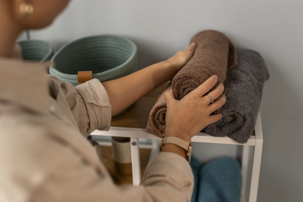 Entenda por que o amaciante deixa toalhas duras e como resolver