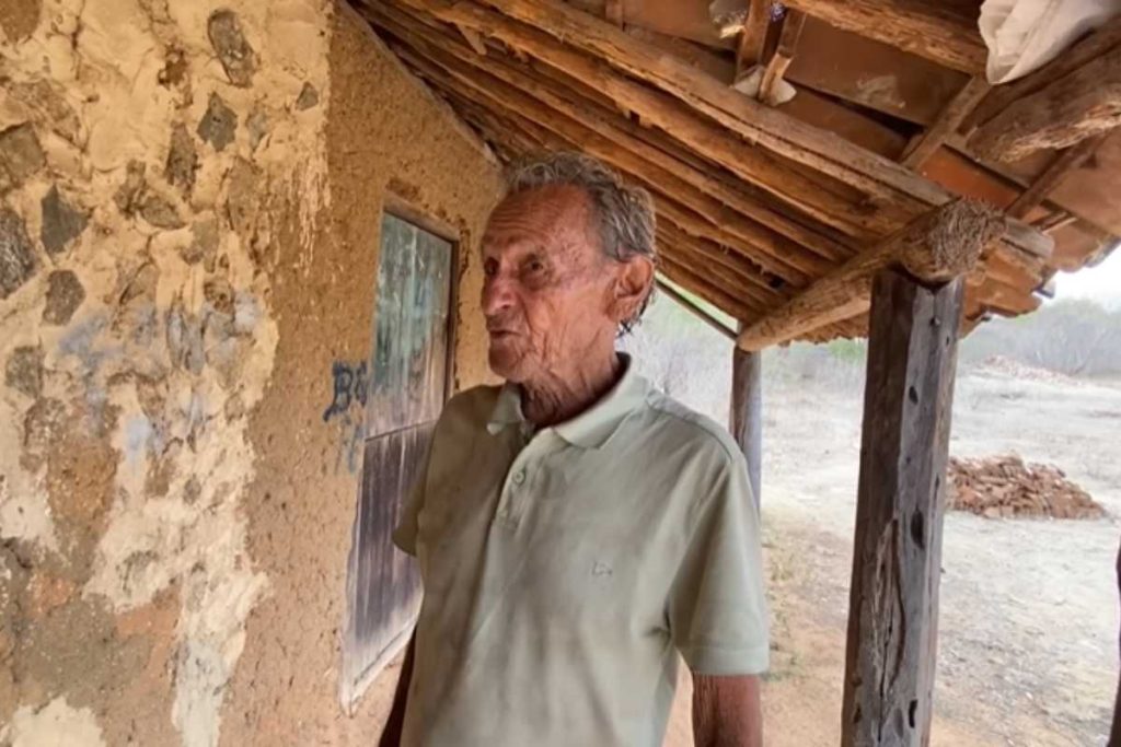 Idoso de 80 anos desafia a solidão e vive isolado, longe de tudo, em casa de barro no sertão do Ceará