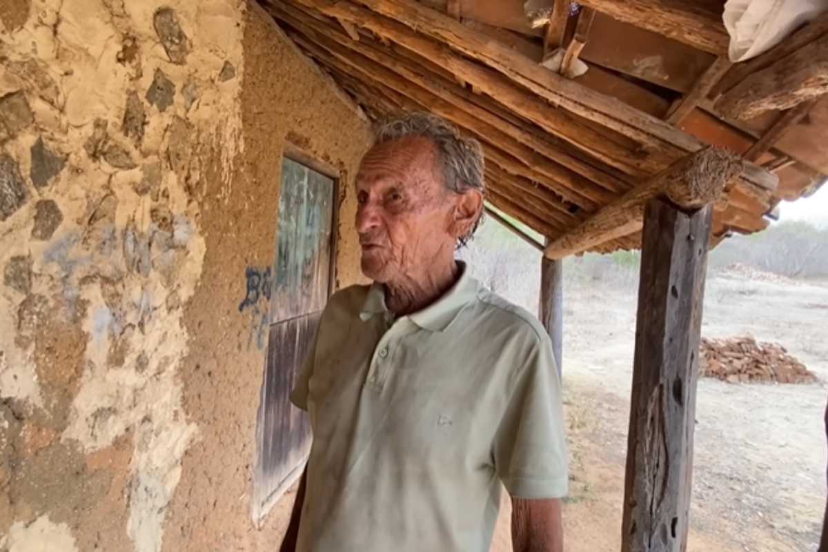 Idoso de 80 anos desafia a solidão e vive isolado, longe de tudo, em casa de barro no sertão do Ceará