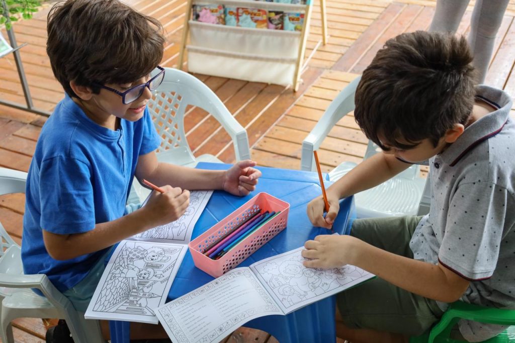 Entenda quando os avós podem pagar pensão alimentícia aos netos e o que diz a lei sobre essa responsabilidade familiar.