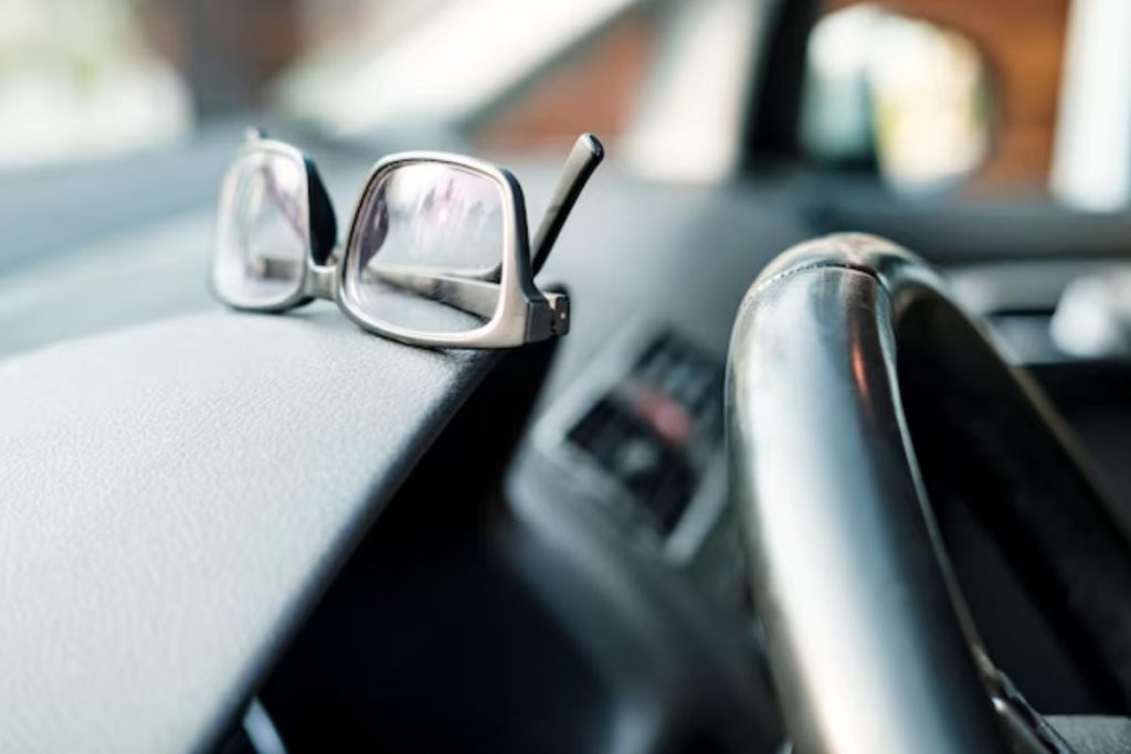 Veja 5 coisas que não podem ser deixadas no carro e entenda os riscos de incêndio e explosão causados pelo calor.