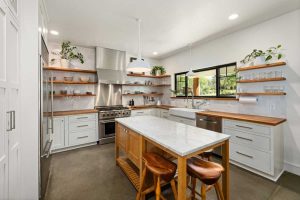 Fim do reinado do armário: a nova tendência mais elegante e prática para a sua cozinha em 2026