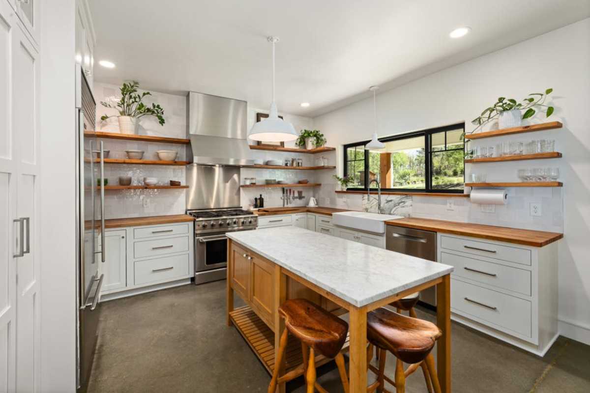 Fim do reinado do armário: a nova tendência mais elegante e prática para a sua cozinha em 2026