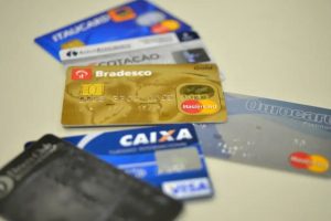 Justiça suspenderá todos os cartões de crédito e contas bancárias de quem tem essas dívidas