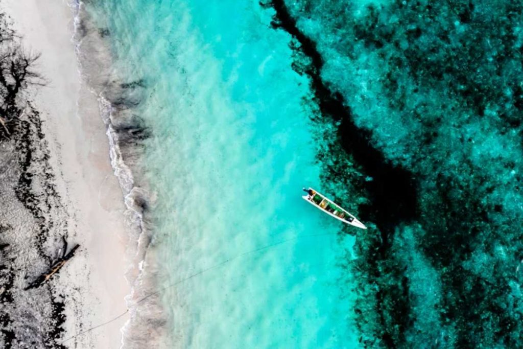 Conheça o país asiático que fala português, tem 1,3 milhão de habitantes e praias de encantar