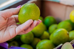 O jeito certo de guardar o limão faz toda a diferença na durabilidade