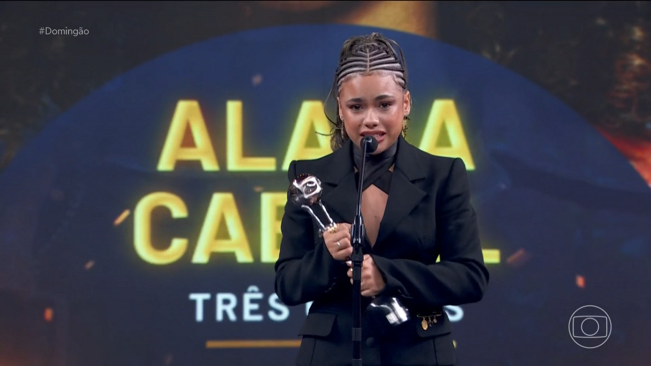 Alana Cabral vence Melhores do Ano, chora e homenageia Taís Araújo em discurso