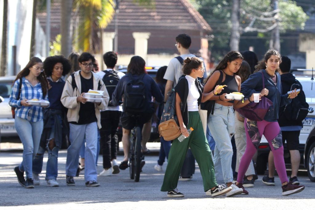 Salário mínimo, vale-refeição e 13º para estagiários de todo o Brasil se projeto for aprovado
