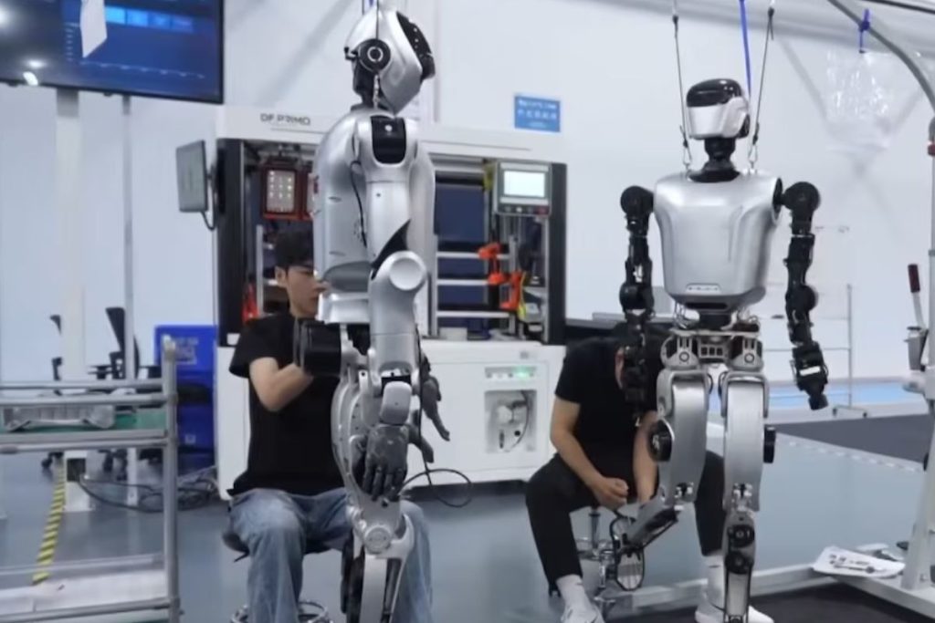 Fábrica produz robôs humanoides a cada 30 minutos e aposta em produção em massa para indústria automotiva e eletrodomésticos.