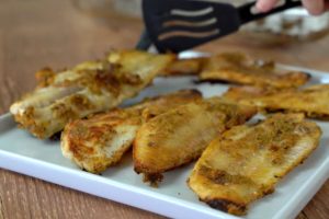 Aprenda como fazer filé de peixe assado no forno com farinha temperada, receita prática e saborosa para o domingo de Páscoa.
