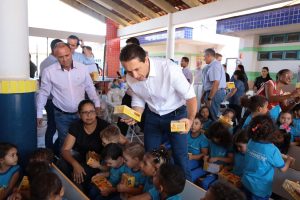 Mais de 46 mil alunos de Aparecida de Goiânia recebem caixas de chocolate em ação inédita na rede municipal