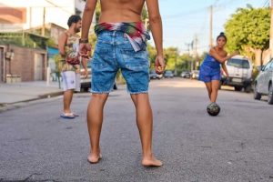 Quando crianças brincavam sem telas, elas inventavam jogos e desenvolviam habilidades que estão se perdendo, segundo a psicologia