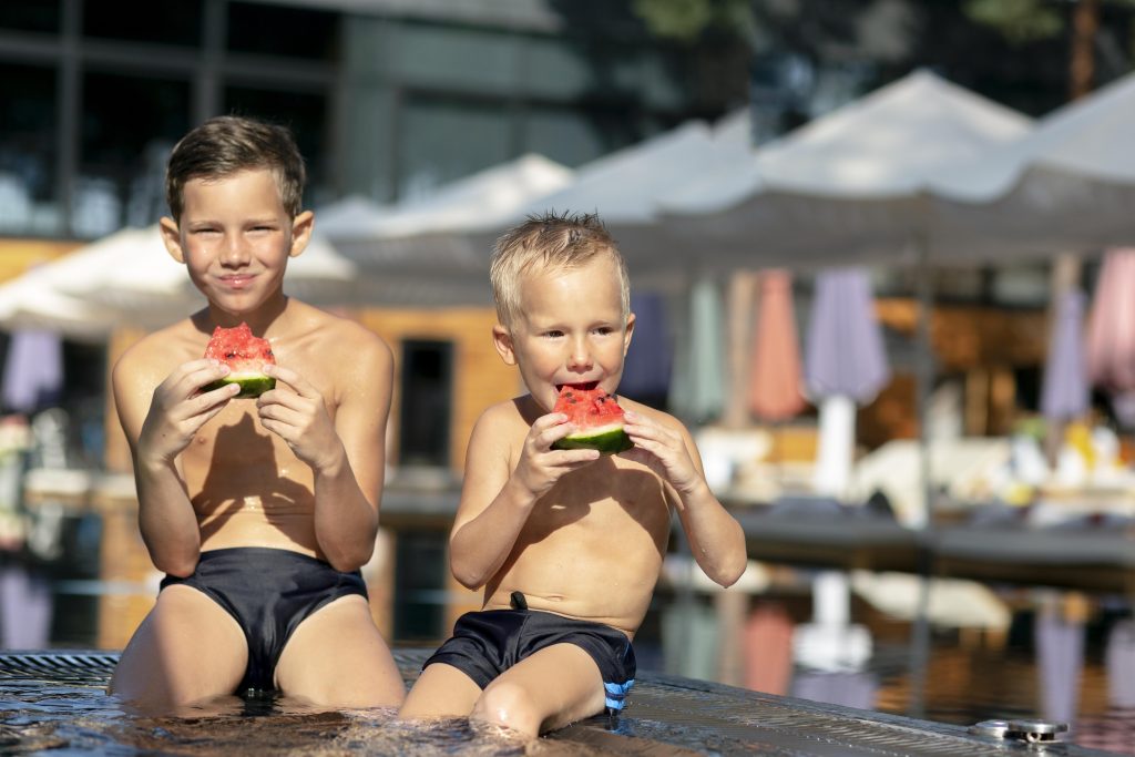 Comer e depois tomar banho molhando a cabeça pode dar ruim ou não?