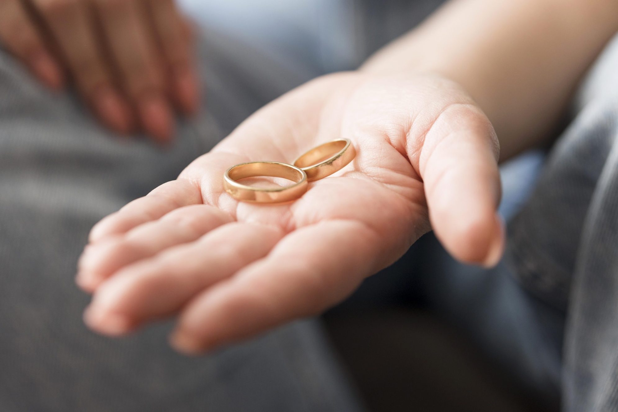 Justiça decide que amante não tem direito à herança e nega união estável por falta de prova de separação do casamento.