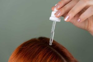 Receitinha caseira para deixar a raiz do cabelo soltinha e alinhada, segundo especialista