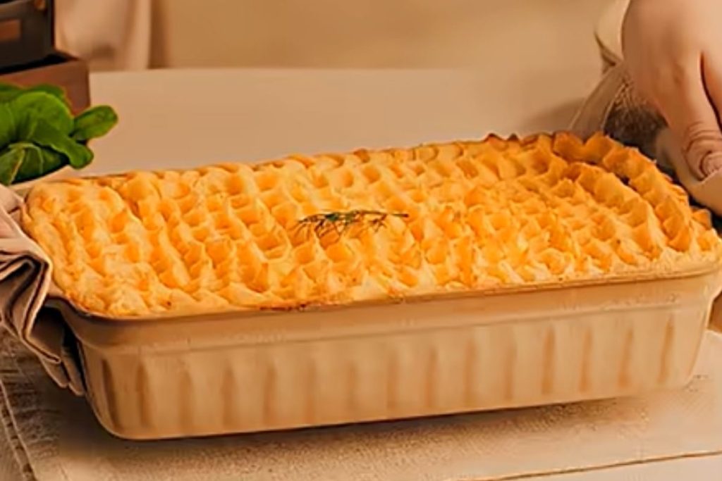 Aprenda como fazer escondidinho de frutos do mar para a Páscoa com peixe, salmão e camarão em receita fácil, cremosa e diferente.