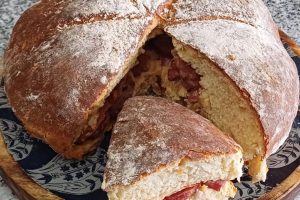 Aprenda como fazer pão da Páscoa folar de carnes com massa leve, recheio de presunto, chouriço e salpicão em receita fácil e tradicional.