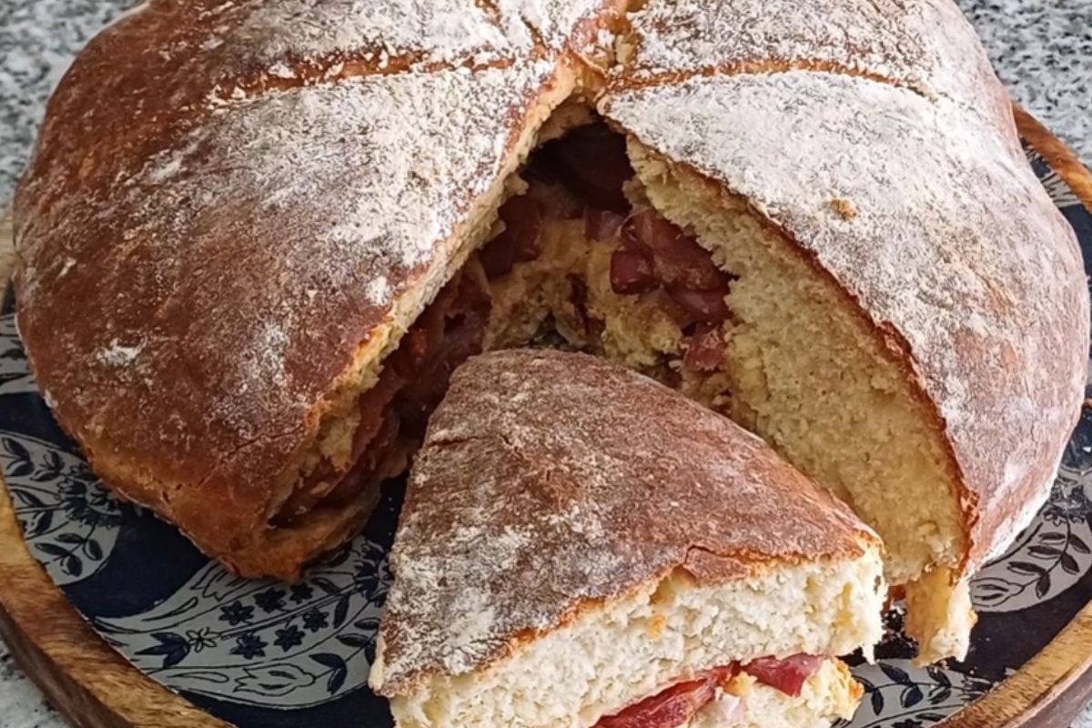 Aprenda como fazer pão da Páscoa folar de carnes com massa leve, recheio de presunto, chouriço e salpicão em receita fácil e tradicional.