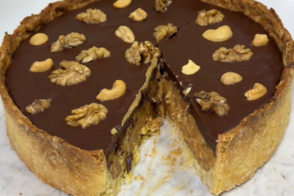 Receita de torta de Páscoa crocante com doce de leite, nozes e ganache de chocolate com laranja. Veja o passo a passo completo.