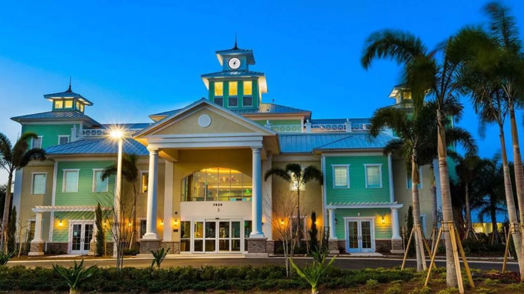 Apresentador do SBT mantém mansão de R$ 9 milhões em Orlando com piscina, jacuzzi e estrutura de resort em condomínio fechado.