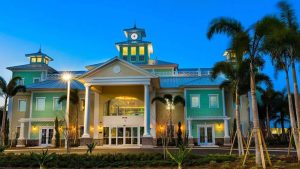 Apresentador do SBT mantém mansão de R$ 9 milhões em Orlando com piscina, jacuzzi e estrutura de resort em condomínio fechado.