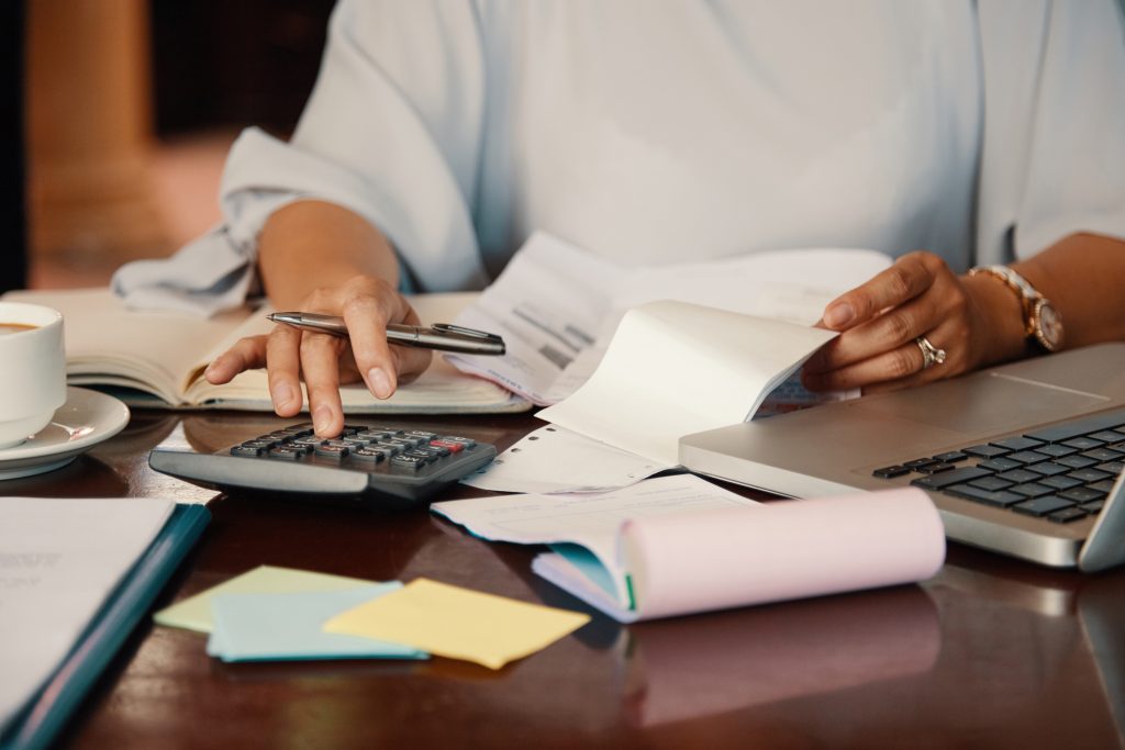 Brasileiros podem congelar dívidas por até 180 dias para conseguir estabilidade financeira