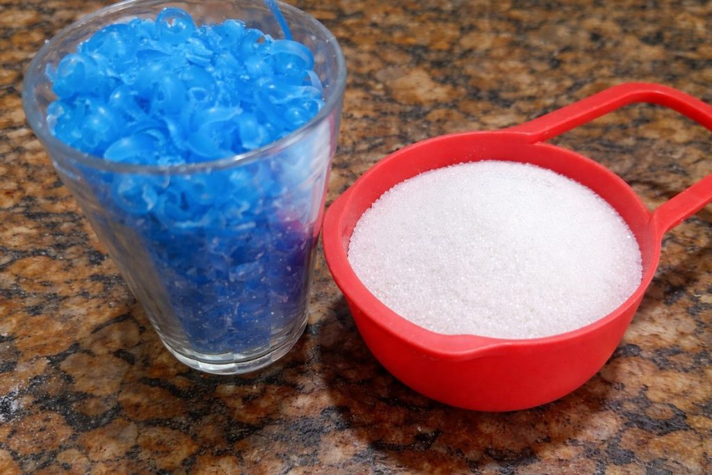 Misturar açúcar com sabão ralado