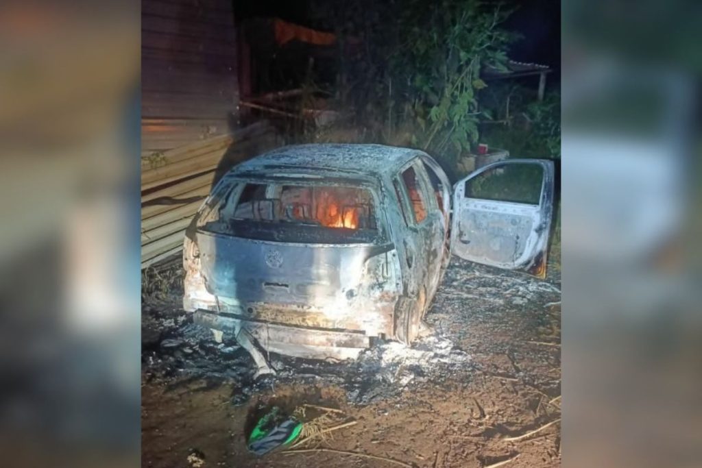Casal é alvo de tiros, foge para mata e tem carro incendiado em Goiânia
