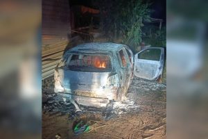 Casal é alvo de tiros, foge para mata e tem carro incendiado em Goiânia